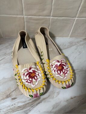 Kenzie Women's Cream Floral Embroidered Moccasin Loafers. Size7